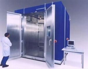 Walk-in chamber equipped with indirect cooling