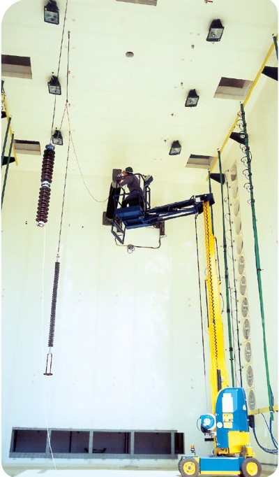 Test chamber for accelerated aging of high voltage isolators